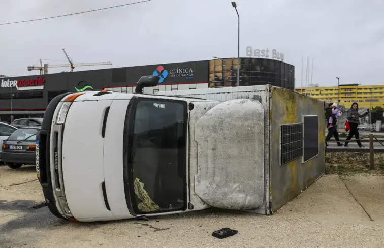 Camião tombado pelo vento